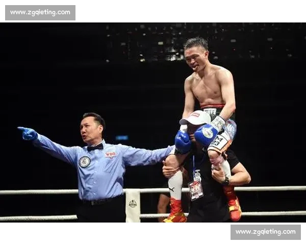 拳击赛场巅峰对决热血拳手勇猛拼搏引爆全场激情瞬间