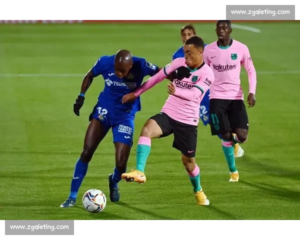 突破分球战术分析与应用:提升球队进攻效率的关键策略 突破分球战术分析与应用:提升球队进攻效率的关键策略